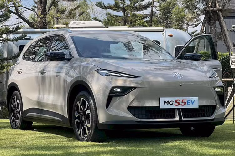 Trước khi chính thức được ra mắt tại triển lãm Bangkok International Motor Show 2025 (BIMS 2025) vào cuối tháng 3 này, MG Thái Lan đã “vén màn” trước S5 EV 2025 cho thị trường nội địa. Theo kế hoạch, MG S5 EV 2025 mới sẽ được phân phối với hai phiên bản X, V cùng 4 tuỳ chọn màu sơn ngoại thất.