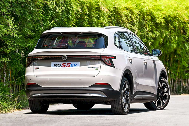 Về an toàn, MG S5 EV được trang bị công nghệ ADAS với nhiều tính năng như: phanh khẩn cấp tự động, cảnh báo va chạm trước, kiểm soát hành trình thích ứng, hỗ trợ giữ làn, cảnh báo chệch làn, cảnh báo điểm mù, cảnh báo phương tiện cắt ngang phía sau, cảnh báo mở cửa.
