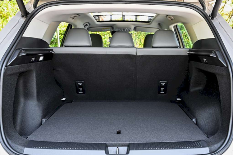 Hệ thống điều hòa tự động hai vùng, cửa gió cho hàng ghế sau, cửa sổ trời toàn cảnh, hệ thống lái xe bán tự động MG Pilot Level 2, camera 360 độ và hệ thống hỗ trợ đỗ xe tự động.