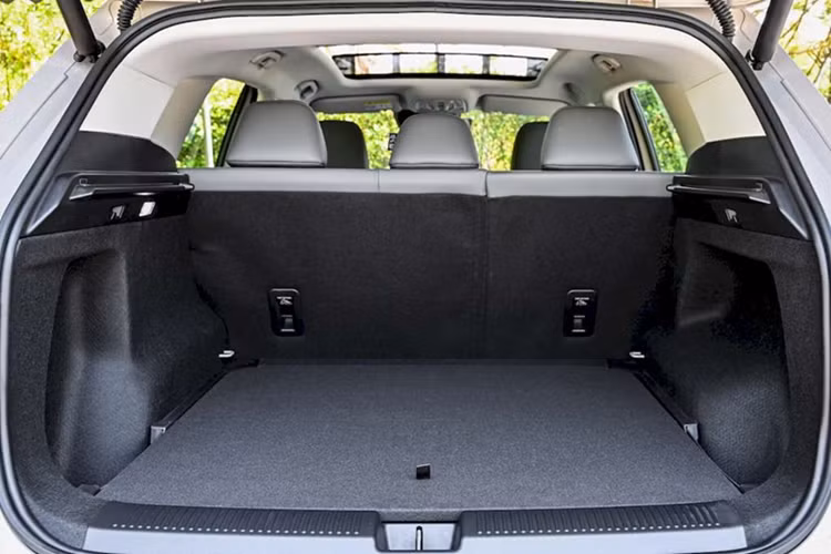 Hệ thống điều hòa tự động hai vùng, cửa gió cho hàng ghế sau, cửa sổ trời toàn cảnh, hệ thống lái xe bán tự động MG Pilot Level 2, camera 360 độ và hệ thống hỗ trợ đỗ xe tự động.