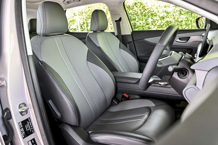 Bản cao hơn cũng được trang bị mô-tơ đơn 170 mã lực, mô men xoắn 250 Nm nhưng pin có dung lượng 64 kWh cho tầm vận hành 550 km. Hệ dẫn động mặc định là loại cầu sau. Bản này sẽ mất 9 giờ 45 phút để sạc đầy. Nếu sử dụng sạc nhanh thì chỉ mất 26 phút.