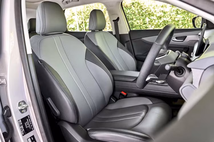 Bản cao hơn cũng được trang bị mô-tơ đơn 170 mã lực, mô men xoắn 250 Nm nhưng pin có dung lượng 64 kWh cho tầm vận hành 550 km. Hệ dẫn động mặc định là loại cầu sau. Bản này sẽ mất 9 giờ 45 phút để sạc đầy. Nếu sử dụng sạc nhanh thì chỉ mất 26 phút.