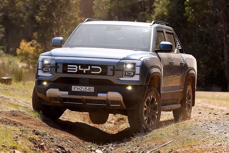 Theo đó, xe sở hữu hàng loạt công nghệ hỗ trợ lái tiên tiến như: Cảnh báo va chạm phía trước (FCW); Phanh tự động khẩn cấp (AEB); Cảnh báo điểm mù (BSD); Cảnh báo chệch làn đường (LDW); Kiểm soát hành trình thích ứng (ACC); Cảnh báo phương tiện cắt ngang phía sau (RCTA); Đèn pha tự động (AHB).