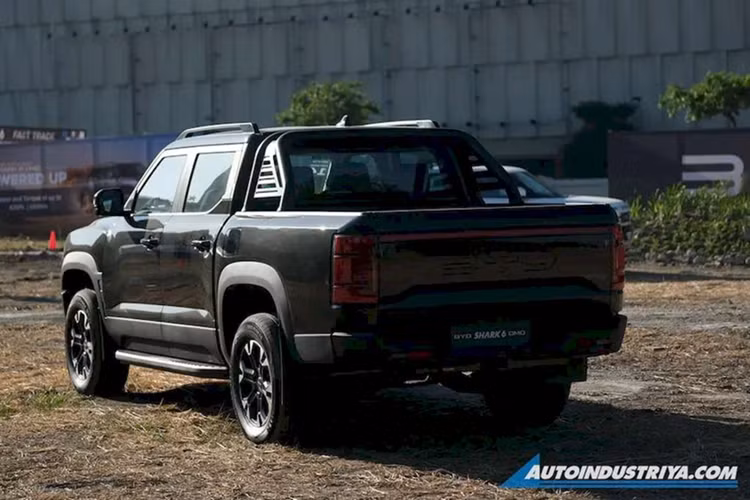 Trong trường hợp bạn cần nhiều ổ cắm điện hơn để sạc thiết bị của mình, bảng điều khiển trung tâm phía sau cũng đi kèm ổ cắm 230V cùng với cổng sạc USB Type A và USB Type C. BYD Shark 6 đi kèm với cả cổng sạc AC 7kW và DC 55 kW cho phép việc sạc xe thuận tiện hơn.