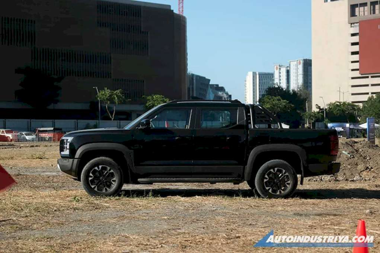 Bên cạnh đó, xe cũng cung cấp các chế độ lái Eco, Normal, và Sport để người lái có thể tùy chỉnh theo nhu cầu sử dụng. Đáng chú ý, BYD Shark 6 2025 còn được trang bị hệ thống Vehicle-to-Load (V2L), cung cấp điện cho các thiết bị bên ngoài.