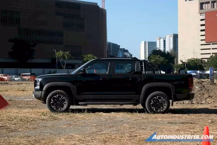 Bên cạnh đó, xe cũng cung cấp các chế độ lái Eco, Normal, và Sport để người lái có thể tùy chỉnh theo nhu cầu sử dụng. Đáng chú ý, BYD Shark 6 2025 còn được trang bị hệ thống Vehicle-to-Load (V2L), cung cấp điện cho các thiết bị bên ngoài.