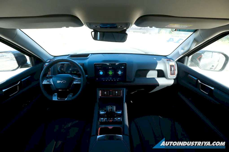 Khu vực thùng xe được thiết kế nhiều ổ cắm, mỗi ổ cắm có công suất định mức 6kW/230V và có thể cung cấp điện cho các thiết bị như tủ lạnh mini, máy pha cà phê, bếp từ, hệ thống âm thanh và nhiều thiết bị khác.