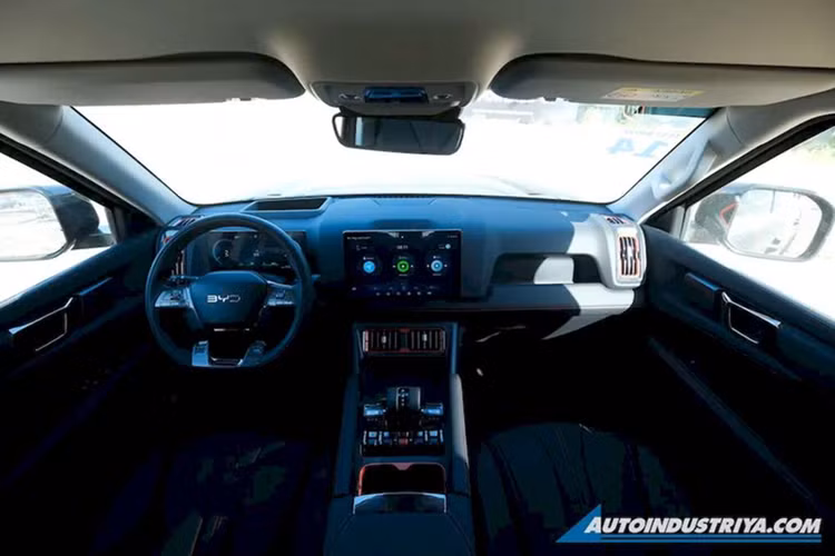 Khu vực thùng xe được thiết kế nhiều ổ cắm, mỗi ổ cắm có công suất định mức 6kW/230V và có thể cung cấp điện cho các thiết bị như tủ lạnh mini, máy pha cà phê, bếp từ, hệ thống âm thanh và nhiều thiết bị khác.