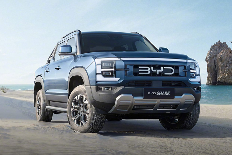 Chưa hết, xe còn sở hữu màn hình kỹ thuật số 10.25 inch phía sau vô lăng; ghế bọc da cao cấp, hàng ghế trước chỉnh điện; màn hình hiển thị thông tin trên kính lái (HUD); điều hòa tự động hai vùng độc lập; hệ thống âm thanh 8 loa; hệ thống lọc không khí thông minh. BYD Shark 6 2025 cũng có hệ thống camera 360 độ và hệ thống DiPilot.