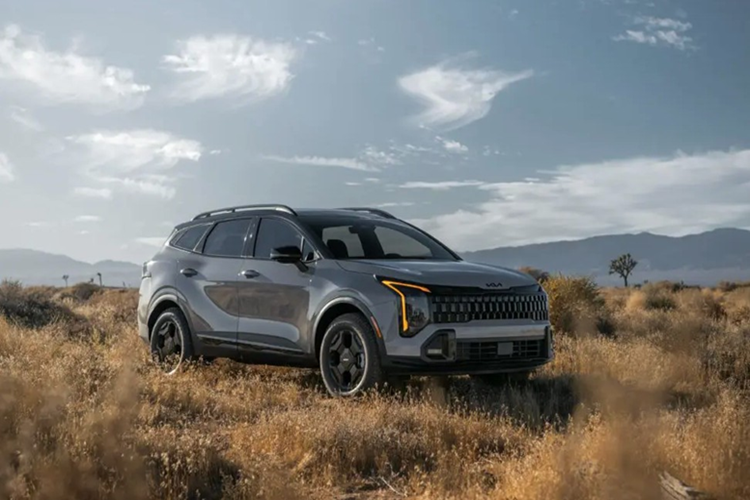 Trong khi đó, nội thất của Kia Sportage 2027 có thể được trang bị màn hình kích thước lớn hơn, hệ thống phần mềm tiên tiến hơn, cùng thiết kế tinh chỉnh nhẹ nhàng. Dù vậy, khả năng tạo ra sự đột phá ấn tượng trong cabin là không cao. Kích thước tổng thể của xe được kỳ vọng sẽ tăng nhẹ, giúp không gian bên trong rộng rãi và thoải mái hơn cho người dùng.