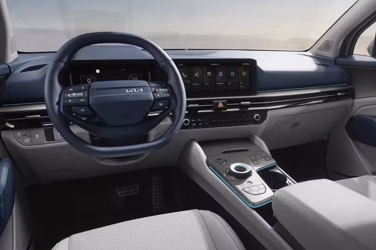 Hiện tại, chưa có thông tin chi tiết về khung gầm, nội thất hay ngoại thất của Kia Sportage đời mới. Nền tảng hiện tại của Sportage có thể được giữ lại nhưng sẽ trải qua nâng cấp đáng kể. Về thiết kế ngoại thất, xe dự kiến sẽ thay đổi rõ rệt để phù hợp với ngôn ngữ thiết kế hiện đại của Kia.