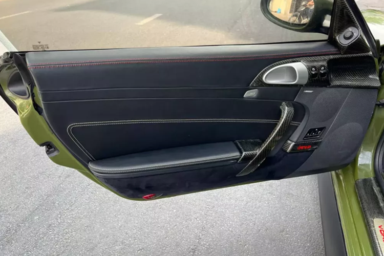 Sở hữu đâu đó phải trên 25 chiếc xe 911 đù chủng loại, đó là lý do vì sao chiếc xe Porsche 911 Carrera S độ TechArt trong 8 năm qua chỉ ở trên Tây Nguyên và mới được đưa về Tp.HCM để chủ xe cầm lái lần đầu ra đường, gây sự thích thú cho giới mê xe.