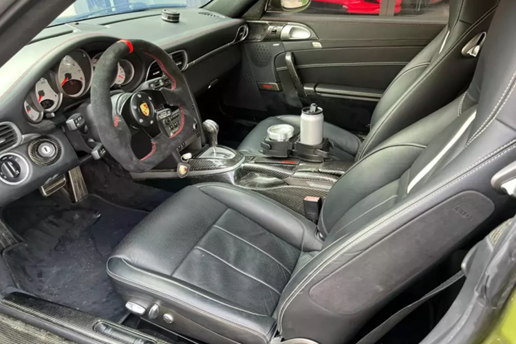 Lý do hơn 8 năm Porsche 911 Carrera S mất tích, câu trả lời đơn giản là vì xe đã được 1 doanh nhân kinh doanh trong lĩnh vực đồ uống mua về âm thầm, để nó trên garage xe Tây Nguyên.