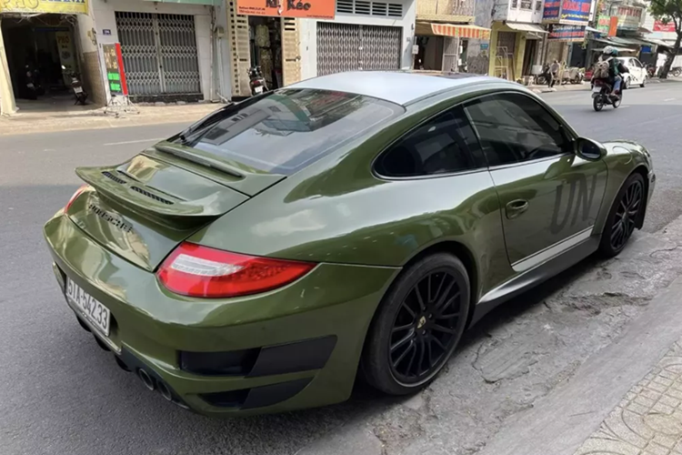 Được biết, dù đã 21 năm nhưng chiếc xe Porsche 911 Carrera S độ TechArt này chỉ mới chạy 10.000 miles, tương đương 16.093 km, lưu ý rằng, trong 8 năm qua, xe rất ít khi lăn bánh, nếu không muốn nói chủ nhân từ khi mua về chỉ mới chạy 1 lần vào sáng hôm, odo trên hầu hết từ các tay chơi xe trước mang chiến mã này đi "bào tour".