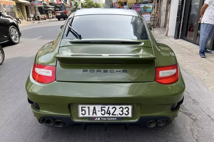 Porsche 911 Carrera S này thuộc biến thể 997, vì thế xe được trang bị khối động cơ 3.8L sản sinh công suất tối đa 355 mã lực, mô-men xoắn cực đại 400 Nm. Xe có khả năng tăng tốc từ 0 – 96 km/h mất 4,4 giây với hộp số sàn và 4,8 giây với hộp số tiptronic S.