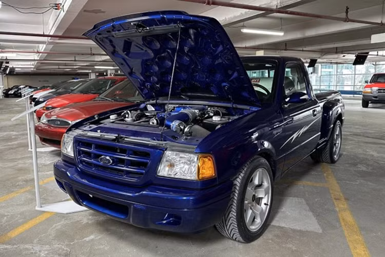 Ford Ranger Lightning Bolt đặc biệt lại gây chú ý với động cơ V8 siêu nạp 5.4L từ F-150 Lightning, sản sinh hơn 420 mã lực, biến chiếc bán tải cỡ trung này thành một “quái thú” thực thụ. Bộ sưu tập Heritage Collection không chỉ dừng lại ở các mẫu xe thương mại mà còn bao gồm những bản concept độc đáo.