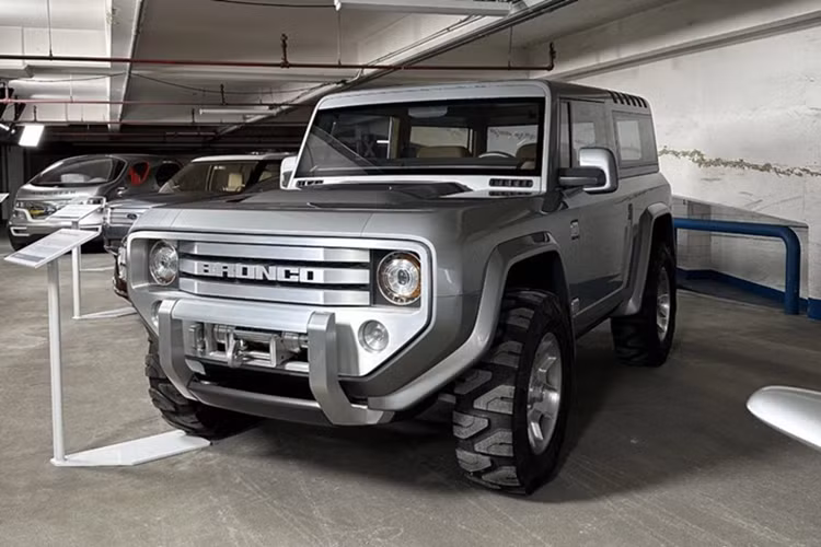 Ford Bronco Concept 2004, từng xuất hiện trong phim Rampage (2018) với sự góp mặt của Dwayne "The Rock" Johnson, là minh chứng cho nỗ lực hồi sinh dòng SUV huyền thoại. Tương tự, Ford Airstream Concept 2007 gây ấn tượng với công nghệ pin nhiên liệu hydro kết hợp hệ thống PHEV, thể hiện tầm nhìn tương lai của hãng.
