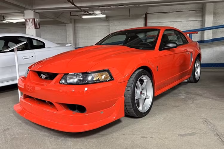 Nhắc đến xe thể thao của Ford, không thể không nhắc đến Mustang – dòng xe cơ bắp huyền thoại. Một trong những chiếc xe ấn tượng nhất là Ford SVT Mustang Cobra R, phiên bản hiệu suất cao của Mustang thế hệ thứ 4, được sản xuất giới hạn 300 chiếc. Để tối ưu hóa hiệu suất từ động cơ V8 390 mã lực, mẫu xe này đã lược bỏ hoàn toàn điều hòa, radio và hàng ghế sau.