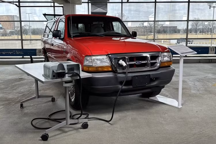Bên cạnh các dòng xe hiệu suất cao, Ford cũng tiên phong trong lĩnh vực xe điện từ rất sớm. Theo kế hoạch, vào năm 2027, Ford sẽ chính thức ra mắt Ranger phiên bản thuần điện, tiếp nối thành công của F-150 Lightning. Tuy nhiên, ít ai biết được rằng trước đó Blue Oval từng thử nghiệm một chiếc Ranger thuần điện vào năm 1997. Đây cũng là chiếc xe điện đầu tiên trong lịch sử của hãng.