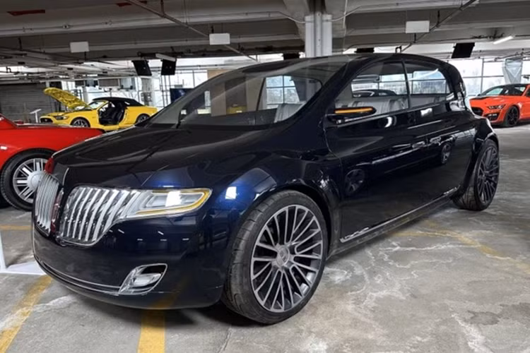 Trong khi đó, Ford Interceptor Concept 2007 mang phong cách retro và từng là nguồn cảm hứng cho dòng sedan Ford Taurus – trước khi Ford ngừng sản xuất toàn bộ sedan vào năm 2022. Thương hiệu hạng sang Lincoln, cũng góp mặt trong bộ sưu tập này với Lincoln C Concept 2009 – một mẫu hatchback đầy triển vọng nhưng không được đưa vào sản xuất, khi Lincoln quyết định tập trung hoàn toàn vào SUV.