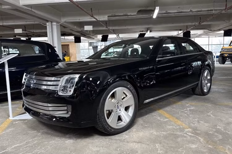 Các mẫu sedan concept cũng góp mặt trong bộ sưu tập này. Ford 427 Concept 2003 nổi bật với động cơ V10 7.0L làm từ hợp kim nhôm, đạt công suất hơn 590 mã lực, kết hợp hộp số sàn 6 cấp và hệ dẫn động cầu sau.