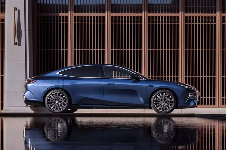 Động cơ Thor EM-P cho phép mẫu xe sedan Geely Galaxy Starshine 8 tăng tốc từ 0-100 km/h trong 6,49 giây. Mức tiêu thụ nhiên liệu kết hợp theo chu trình thử nghiệm CLTC của Trung Quốc là 3,67 lít/100 km. Pin của những mẫu xe dùng động cơ Thor EM-P là loại lithium-sắt-photphat LFP có dung lượng 18,4 kWh.