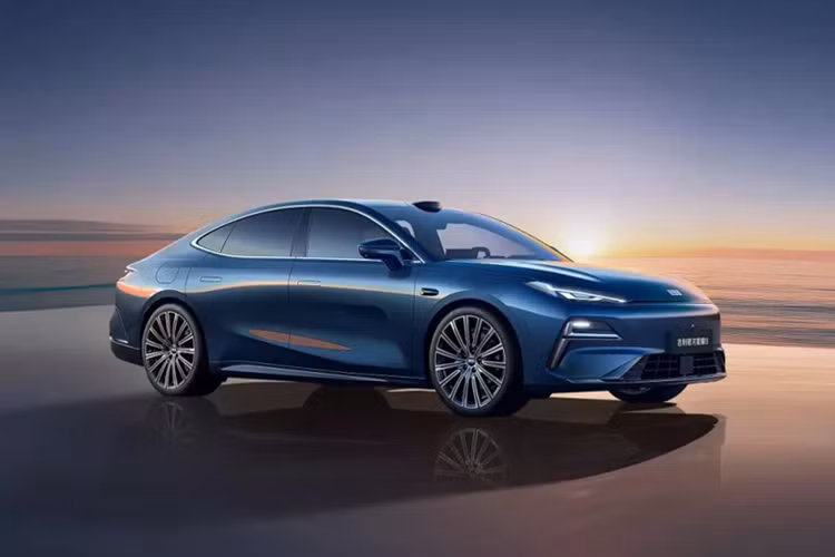 Vào ngày 9/5/2025, hãng Geely đã chính thức ra mắt mẫu sedan cỡ lớn Starshine 8 tại thị trường nội địa Trung Quốc. Mẫu xe này thuộc thương hiệu Geely Galaxy với 7 phiên bản và mức giá xe Geely Starshine 8 dao động từ 125.800 - 165.800 Nhân dân tệ (tương đương 440 - 580 triệu đồng).