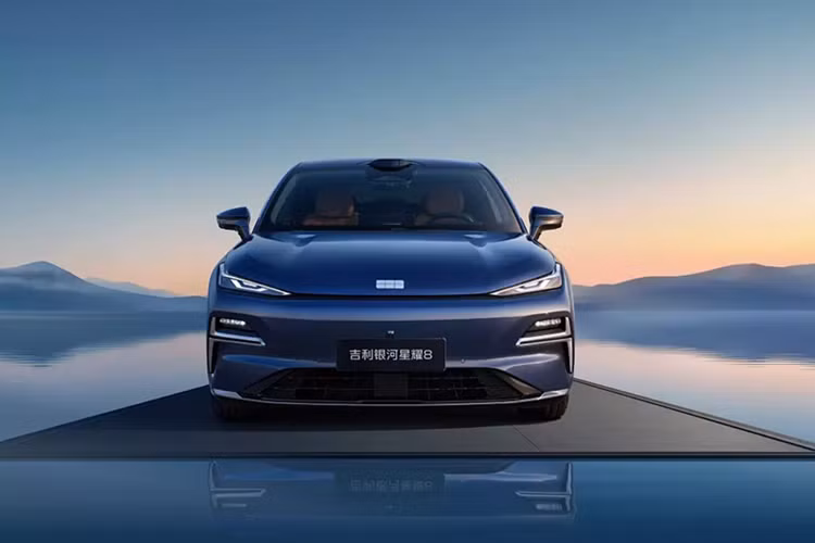 Không chỉ có giá bán hợp túi tiền, Geely Galaxy Starshine 8 2025 mới còn sở hữu một điểm nhấn nổi bật là phạm vi di chuyển cực dài, lên đến 1.500 km và 1.600 km, tùy phiên bản. Có được thông số ấn tượng này là nhờ hệ truyền động hybrid sạc điện (PHEV) có tên Thor EM-P hoặc EM-i của Geely.