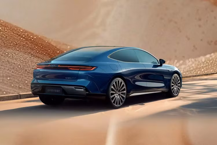 Pin này giúp xe chạy hết quãng đường 60 km (bản thấp) và 130 km (bản cao). Sau khi sạc đầy pin và đổ đầy bình xăng, xe có thể chạy 1.600 km, tương đương bằng quãng đường từ Hà Nội vào Tp. Hồ Chí Minh. Thiết kế ngoại thất của Geely Galaxy Starshine 8 cũng khá ấn tượng.