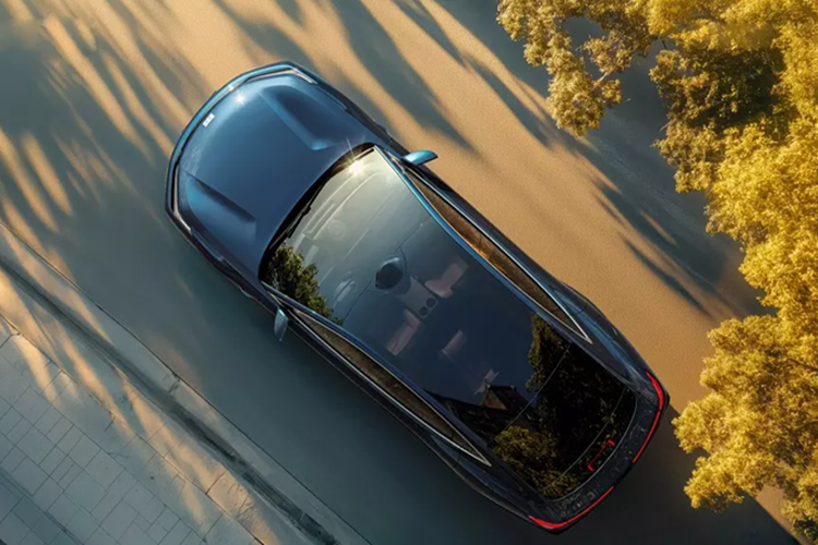 Hệ truyền động EM-i cho phép xe tăng tốc từ 0-100 km/h trong 8,4 giây (bản tiêu chuẩn) và 7,9 giây (bản cao cấp). Mức tiêu thụ nhiên liệu kết hợp của xe dừng ở 3,43 lít/100 km. Pin của Geely Galaxy Starshine 8 dùng động cơ EM-i cũng là loại LFP nhưng có dung lượng chỉ 8,5 kWh (bản thấp) hoặc 18,4 kWh (bản cao).
