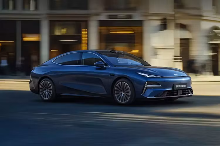 Cụ thể, hệ truyền động Thor EM-P bao gồm động cơ xăng 4 xi-lanh, tăng áp, dung tích 1.5L, tạo ra công suất tối đa 161 mã lực và mô-men xoắn cực đại 255 Nm, kết hợp với hộp số DHT Evo. Bên cạnh đó là mô-tơ điện đồng bộ nam châm vĩnh cửu nằm phía trước, tạo ra công suất tối đa 215 mã lực và mô-men xoắn cực đại 350 Nm.