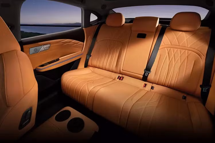 Bên trong mẫu xe Trung Quốc này là khoang lái được bố trí dạng chữ T. Xe được trang bị bảng đồng hồ kỹ thuật số 10,2 inch và màn hình cảm ứng trung tâm 15,4 inch, chạy bằng hệ điều hành Flyme Auto dựa trên chip Dragon Eagle-1 7nm do Geely phát triển, tích hợp mô hình trí thông minh nhân tạo DeepSeek.