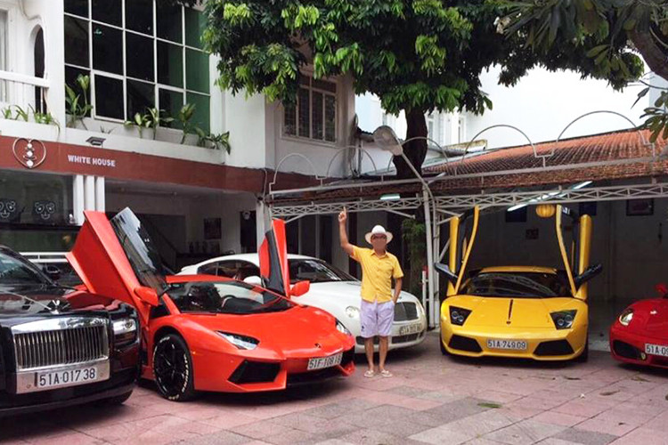 Ngoài chiếc Lamborghini Aventador hơn 20 tỷ này, vị đại gia ngành y tế này còn sở hữu nhiều mẫu xe cao cấp khác như chiếc Lamborghini Murcielago LP640-4 màu vàng, cũng chỉ mới qua 2 đời chủ, Ferrari F430 hay Rolls-Royce Ghost, Bentley...