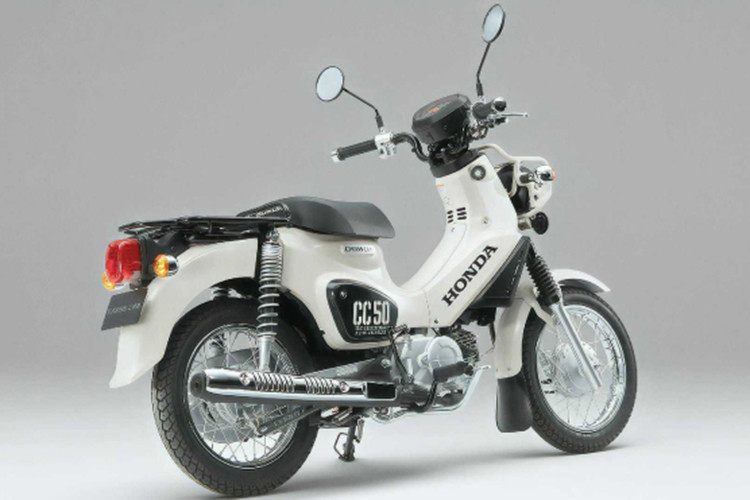 Ngoài phiên bản tiêu chuẩn, Honda Cross Cub 50 còn có bản đặc biệt Kumamon. Xe được trang trí đặc biệt với biểu tượng gắn liền với chú gấu má đỏ Kumamon nổi tiếng ở Nhật Bản.