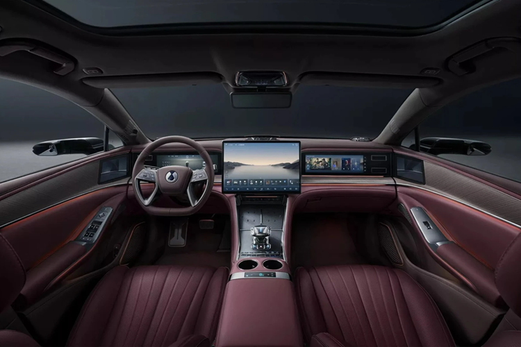 Với cấu hình này, Denza Z9 GT không chỉ thách thức các mẫu xe wagon hạng sang, mà còn tiệm cận cả thế giới của xe thể thao hiệu suất cao.