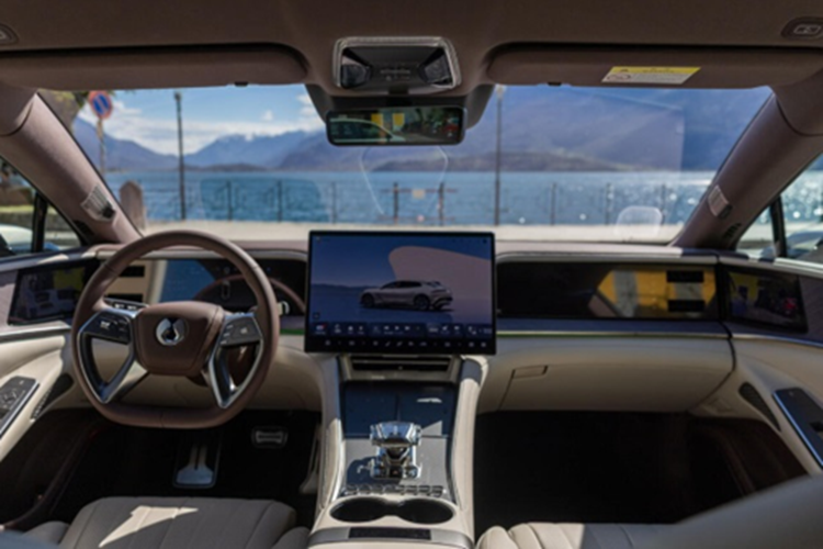 Z9 GT sở hữu ngoại hình sắc sảo, đậm chất Châu Âu nhưng vẫn mang hơi thở tương lai. Ẩn sau vẻ ngoài đó là một hệ thống truyền động ấn tượng: ba mô-tơ điện kết hợp cho công suất tối đa lên tới 952 mã lực.