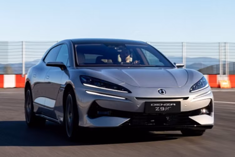 Bên cạnh bản thuần điện, Denza cũng giới thiệu thêm phiên bản plug-in hybrid (PHEV) sử dụng động cơ đốt trong 2.0L kết hợp cùng hệ thống điện, cho tổng công suất đạt 858 mã lực.