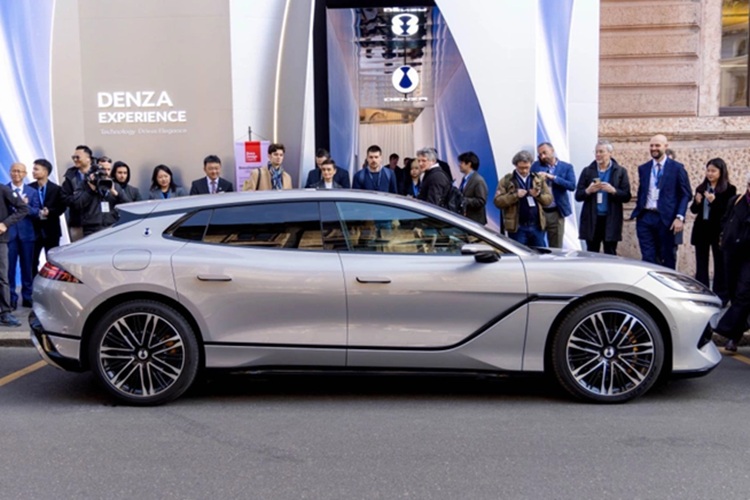 Không rõ xe sẽ có giá bao nhiêu tại Châu Âu, nhưng tại “quê nhà” Trung Quốc, mức giá xe Denza Z9 GT dao động từ 45.800 đến 56.800 USD (1,19 - 1,47 tỷ đồng), trong khi các mẫu Porsche khởi điểm từ 138.000 USD (3,58 tỷ đồng) trở lên. Nếu giữ chiến lược giá này tại châu Âu, Denza sẽ là là một đối thủ mà các “ông lớn” Đức phải dè chừng.