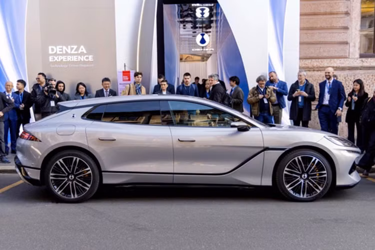 Không rõ xe sẽ có giá bao nhiêu tại Châu Âu, nhưng tại “quê nhà” Trung Quốc, mức giá xe Denza Z9 GT dao động từ 45.800 đến 56.800 USD (1,19 - 1,47 tỷ đồng), trong khi các mẫu Porsche khởi điểm từ 138.000 USD (3,58 tỷ đồng) trở lên. Nếu giữ chiến lược giá này tại châu Âu, Denza sẽ là là một đối thủ mà các “ông lớn” Đức phải dè chừng.