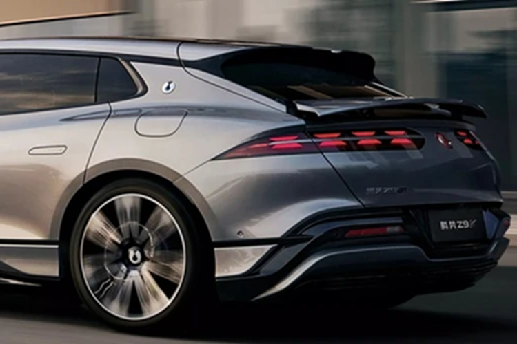 Không chỉ mạnh mẽ, Denza Z9 GT còn sở hữu những công nghệ độc đáo mà theo lời bà Stella Li, “các thương hiệu lâu đời khác không có”. Một trong những tính năng thú vị nhất là khả năng di chuyển ngang và “xoay compa” để đỗ xe.