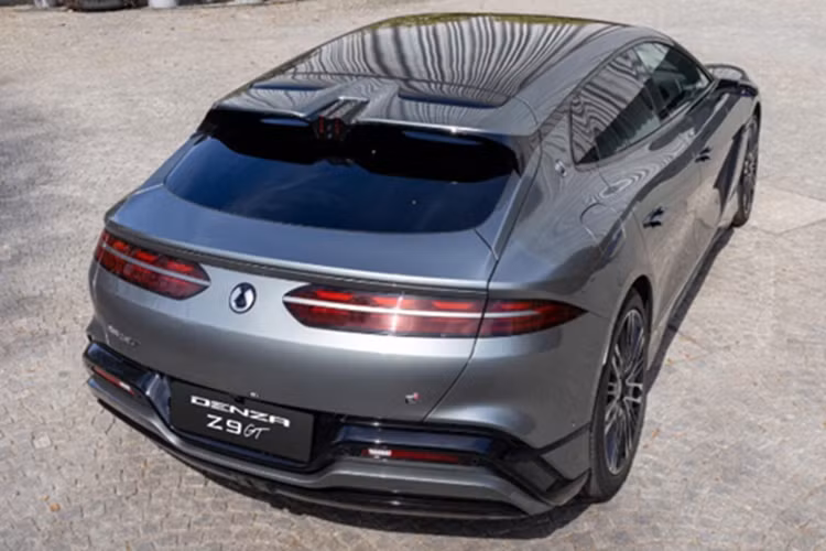 Denza Z9 GT chạy điện sẽ là chiếc xe tiên phong mang thương hiệu Denza “đổ bộ” thị trường Châu Âu, dự kiến bắt đầu lăn bánh từ cuối năm nay. Đối thủ mà mẫu xe này nhắm tới không hề “nhẹ ký”: Audi A6 Avant, BMW 5-Series Touring, Audi A6 Avant e-tron hay BMW i5 Touring – những biểu tượng trong phân khúc xe wagon sang trọng của Châu Âu.