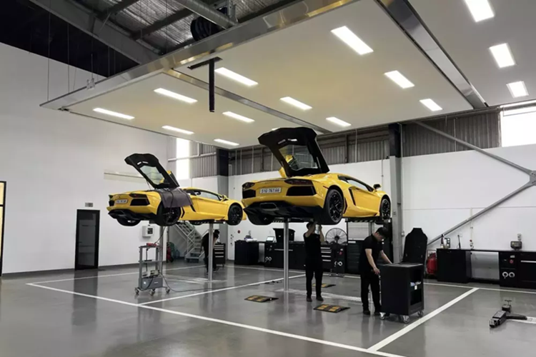 Số lượng Lamborghini Aventador tại Việt Nam có khi đã gần 20 xe, trong số này, xe "zin" được chào bán rất hiếm, tuy nhiên, không phải là không có, trong đó, 1 ông chủ của showroom siêu xe nổi tiếng tại TP HCM đã "ôm hàng" đến 2 xe Lamborghini Aventador "zin", cùng mang màu vàng, biển số giống hệt nhau trừ 2 chữ cái là L và G.