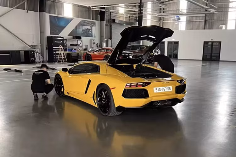Theo chúng tôi tìm hiểu, chiếc siêu xe Lamborghini Aventador LP700-4 mới được bán lại là xe mang biển số 51G-767.66, cũng chính là xe Aventador đầu tiên về nước, cũng chính là siêu bò mang biển số tứ quý 9 huyền thoại, nhưng sau khi mua lại từ chủ gần nhất của xe, anh đã định danh biển số 51G-767.66 cho xe, chiếc biển này vốn từng được đăng ký cho siêu SUV Lamborghini Urus.