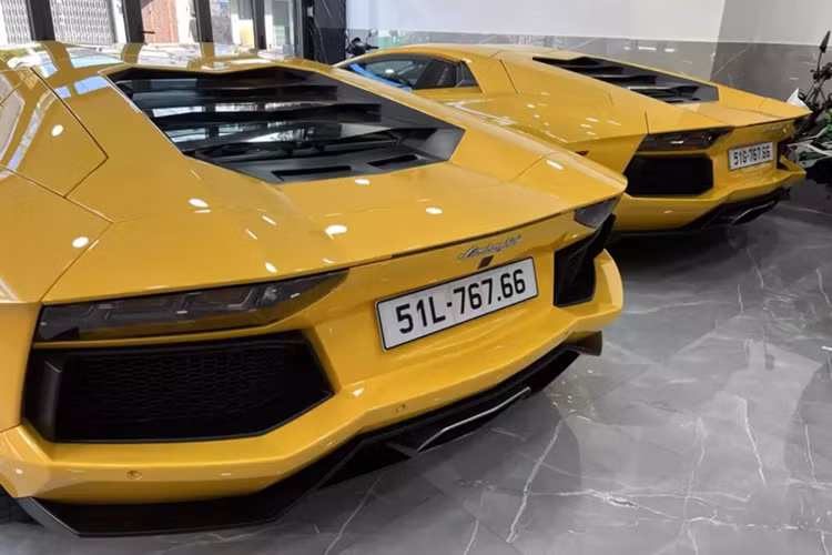 Còn chiếc siêu xe Lamborghini Aventador LP700-4 mà sẽ ở lại showroom để tìm khách, được đăng ký biển 51L-767.66 là xe mua sau này.