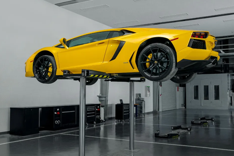 Sức mạnh được truyền tới cả bốn bánh thông qua hộp số tự động 7 cấp ISR, nhờ đó, siêu xe Aventador LP700-4 có thể tăng tốc từ vị trí đứng yên lên 100 km/h chỉ trong thời gian 2,9 giây trước khi đạt vận tốc tối đa 349 km/h. Mức giá xe Lamborghini Aventador hiẹn khoảng hơn 13 tỷ đồng