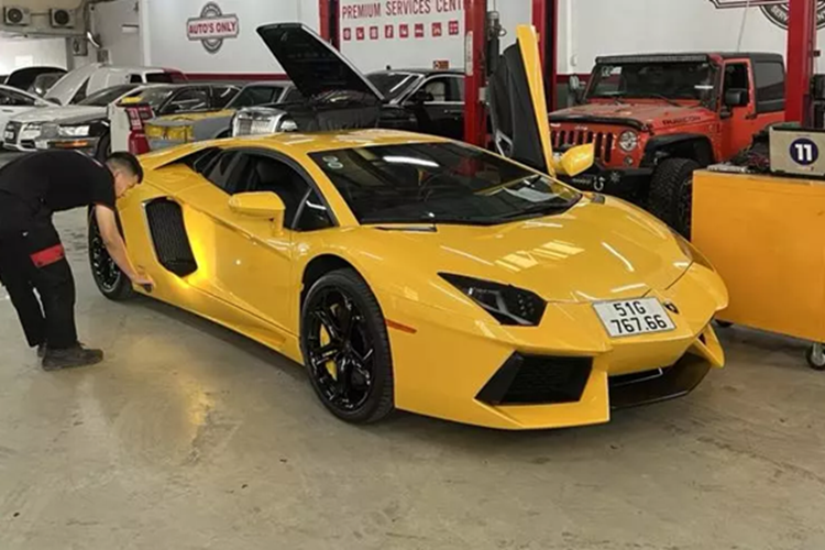 Sau nhiều năm sở hữu cặp đôi siêu xe Lamborghini Aventador LP700-4 được đánh giá là "keng" nhất Việt Nam, anh đã chính thức chia tay 1 xe. Được biết, chiếc xe Lamborghini Aventador LP700-4 này mới có khách qua "dạm ngõ".