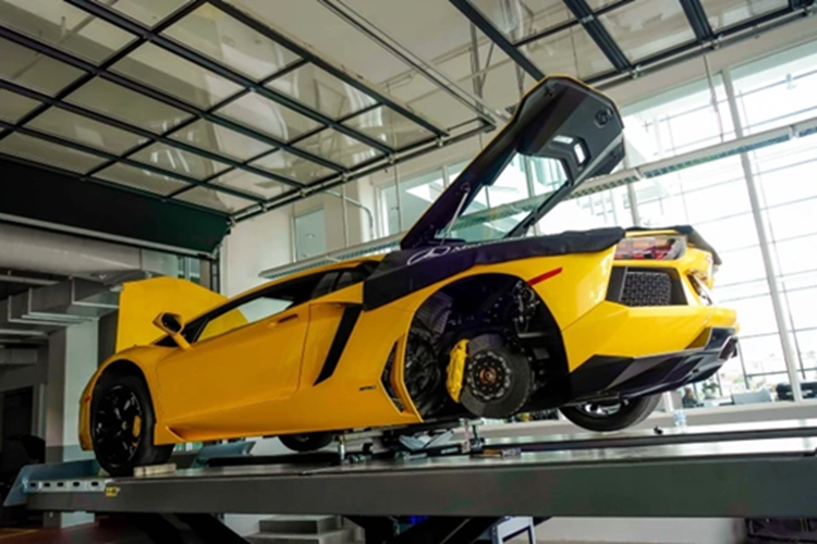 Nguyên bản, siêu xe Lamborghini Aventador LP700-4 hàng hiếm này được trang bị động cơ V12, dung tích 6,5 lít, sản sinh công suất tối đa 700 mã lực và mô-men xoắn cực đại 690 Nm.