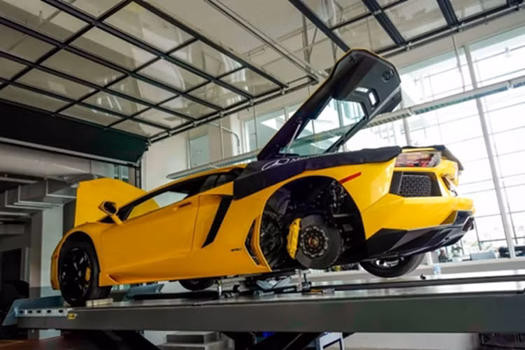 Nguyên bản, siêu xe Lamborghini Aventador LP700-4 hàng hiếm này được trang bị động cơ V12, dung tích 6,5 lít, sản sinh công suất tối đa 700 mã lực và mô-men xoắn cực đại 690 Nm.