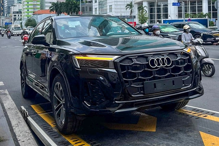 Những trang bị đáng chú ý của Audi Q7 lắp ráp tại Malaysia gồm có đèn pha LED ma trận HD có chùm sáng laser, hệ thống rửa đèn, gói S line thể thao, bộ khuếch tán gió sau và các chi tiết ngoại thất sơn cùng màu thân xe. Bên cạnh đó là gói trang trí ngoại thất màu đen gồm lưới tản nhiệt, ốp gương chiếu hậu và các chi tiết khác.