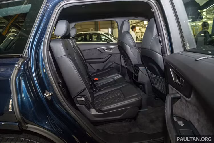 Với mô-men xoắn lớn hơn 50 Nm so với Volkswagen Touareg, dù có thêm hàng ghế và nặng hơn nhưng Audi Q7 vẫn có thể tăng tốc từ 0-100 km/h trong 5,6 giây trước khi đạt tốc độ tối đa giới hạn điện tử 250 km/h. Hộp số là loại tự động 8 cấp ZF, đi kèm hệ dẫn động 4 bánh toàn thời gian quattro.